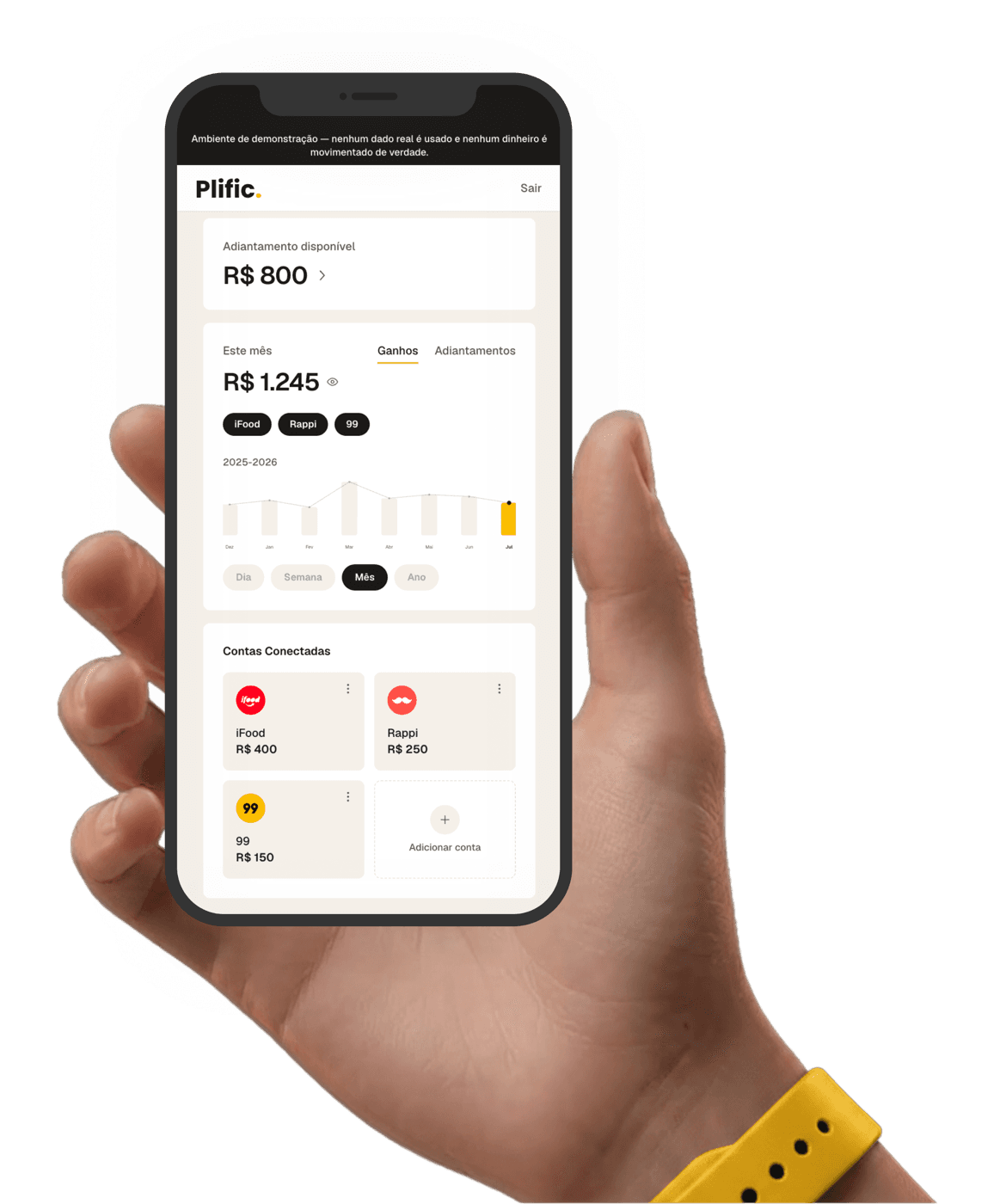 Mão segurando um celular com o app Plific aberto, mostrando o adiantamento disponível e os ganhos do mês